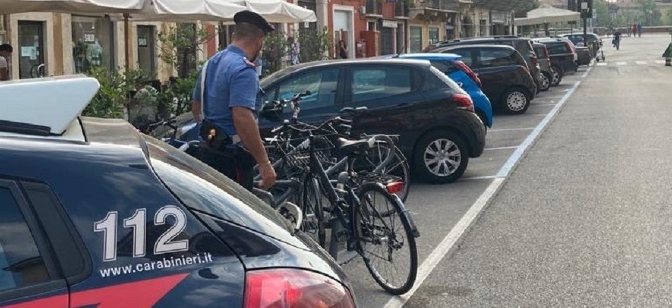Nota uno sconosciuto in sella alla bici che ha appena parcheggiato: chiama i carabinieri e lo fa bloccare